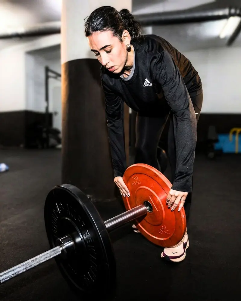 Mujer entrenando con pesas en una clase funcional en Ilion Boxing Club Barcelona