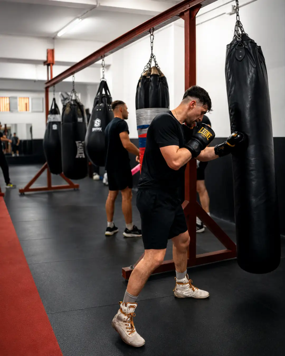 Entrenamiento de boxeo en sacos en Ilion Boxing Club Barcelona
